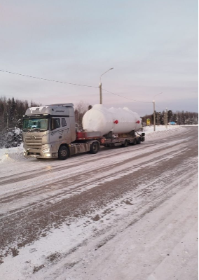 Тягач везёт грузовую ёмкость