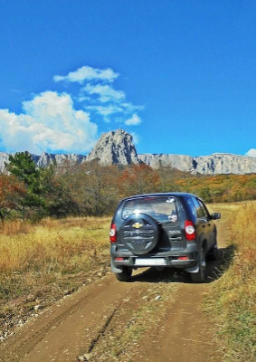 Внедорожник на фоне скал